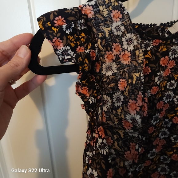 The Loft size Medium floral ruffle cap sleeve top. - Picture 4 of 6
